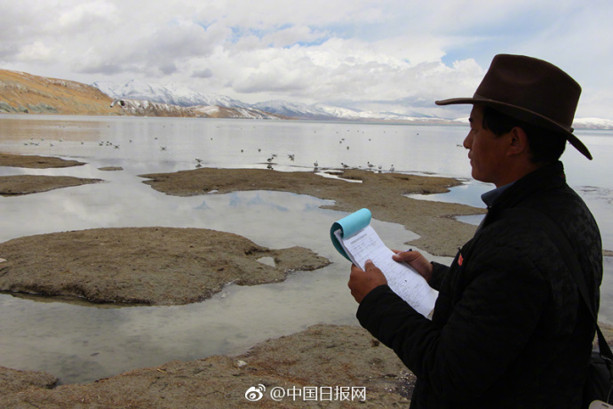 西藏圣湖守护者：每天沿湖岸巡逻 防止破坏环境行为
