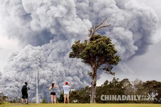 夏威夷基拉韦厄火山喷发：火山灰冲上9千米高空