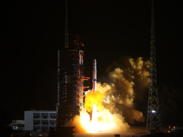 外媒：中国发射中继卫星 助力月球背面登陆