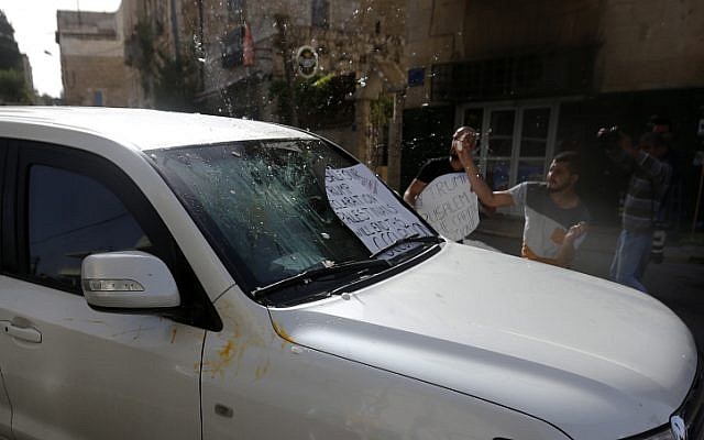 巴勒斯坦民众向美国使馆车辆扔鸡蛋 美国国务院怒了