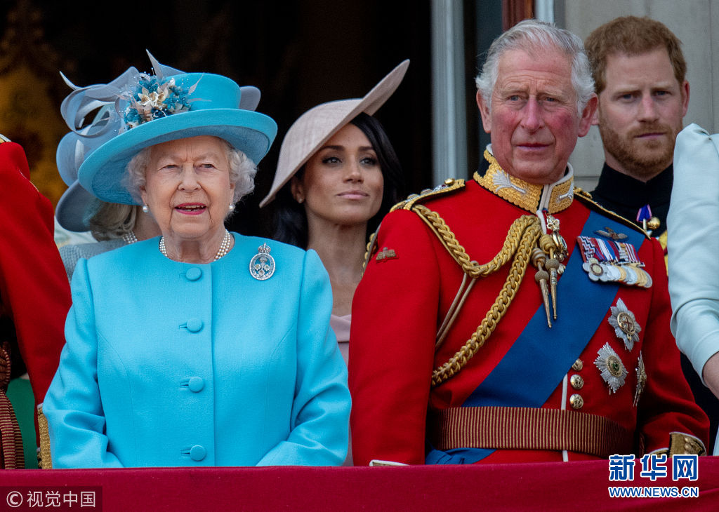 英国皇家举办盛大阅兵为女王庆生