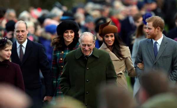 英国举办盛大阅兵庆典为女王庆生 丈夫菲利普亲王在家过生日