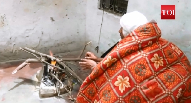 印度热浪不断的桑拿天 一男子每天裹毯子烧火取暖