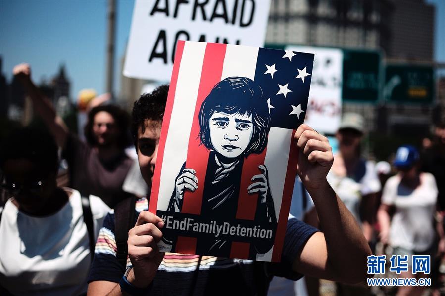 美国多地举行反对移民执法政策抗议活动