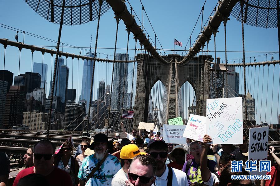 美国多地举行反对移民执法政策抗议活动