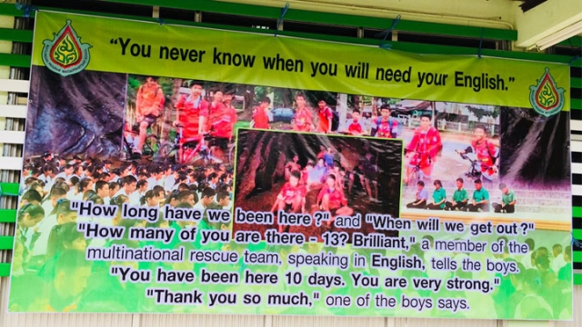 被困泰国少年学校借机挂横幅鼓励学生学好英语
