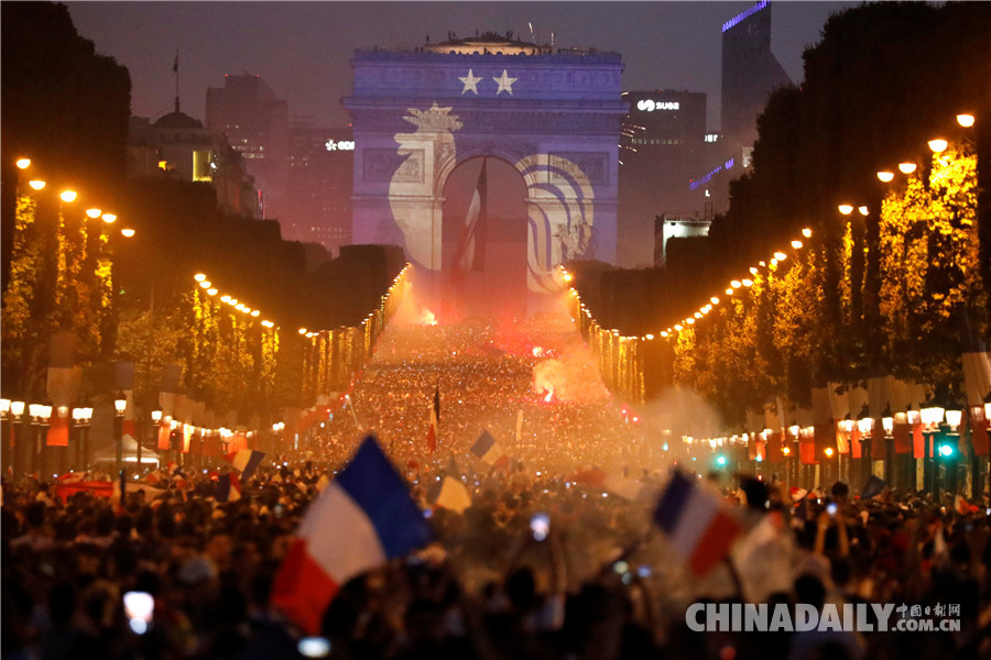 法国问鼎世界杯:举国狂欢庆贺