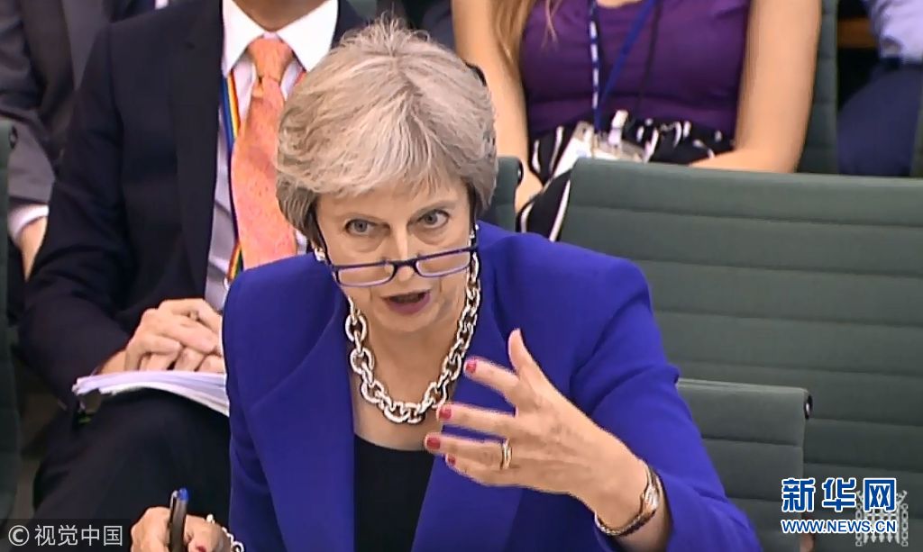 英国首相特雷莎·梅在下议院发表讲话罕见戴上眼镜