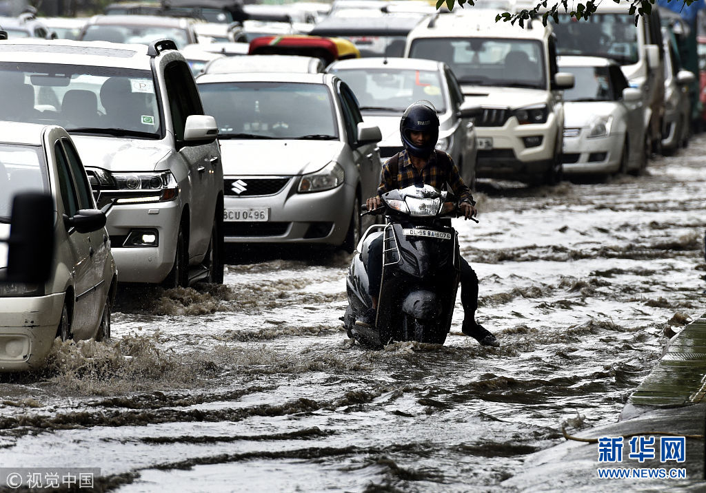 印度多地遭暴雨袭击 道路积水出行困难（组图）