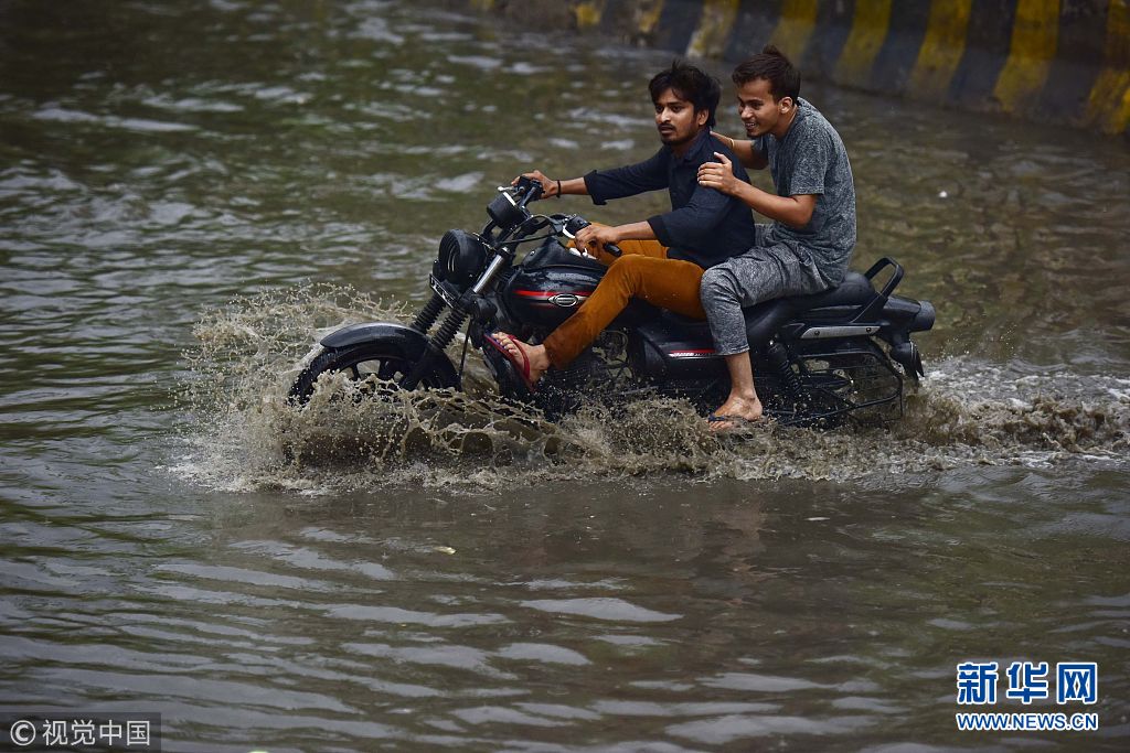 印度多地遭暴雨袭击 道路积水出行困难（组图）