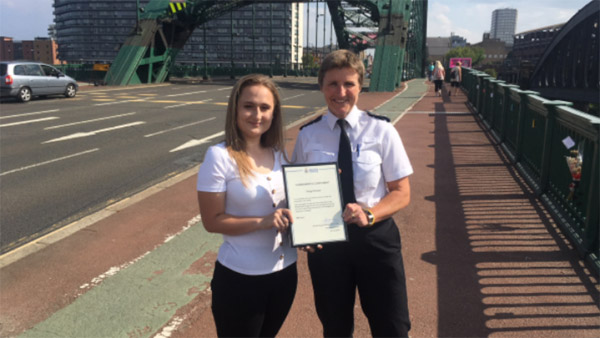英国女孩在大桥上贴“暖心卡” 挽救6条生命