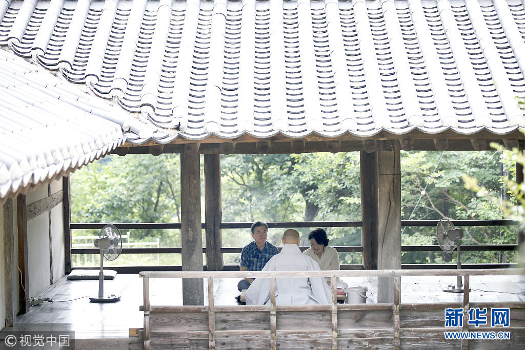 韩总统文在寅偕夫人造访寺庙度周末 与住持喝茶畅谈