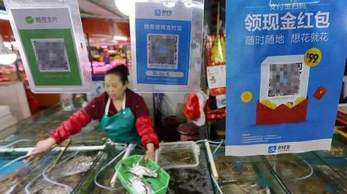 日本记者在中国感受扫码购物：不可思议 同胞们赶紧体验一下！