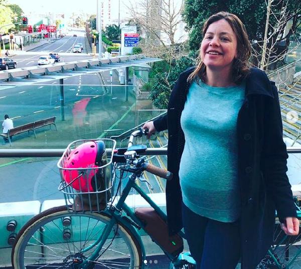 新西兰女部长骑车去医院分娩 已怀孕42周
