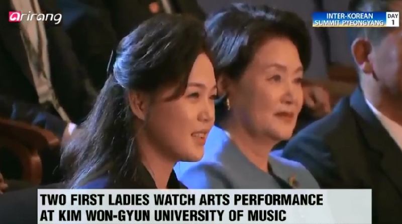朝韩第一夫人观看演出 李雪主情不自禁低声“歌唱”