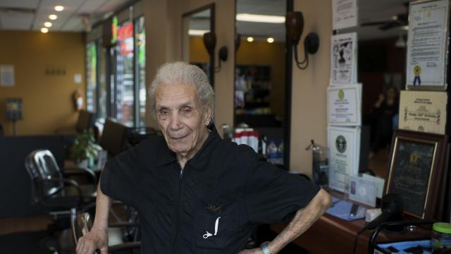 世界上最老的理发师：107岁的他还在理发 每次收费19美元