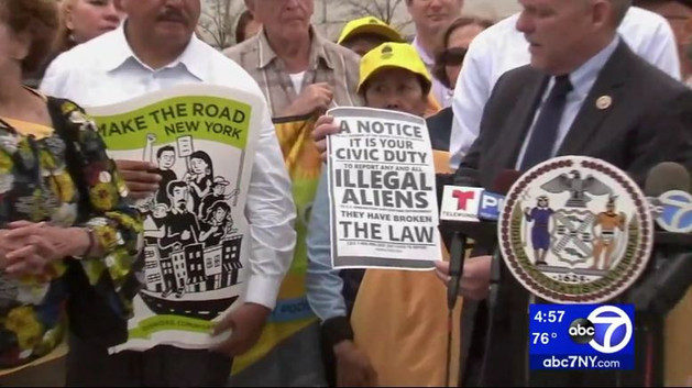 纽约皇后区出现反移民海报 称“举报非法移民是公民责任”
