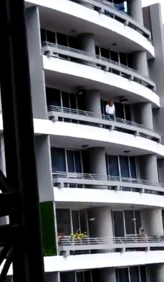 夺命自拍！巴拿马27岁女子27层阳台自拍坠楼身亡