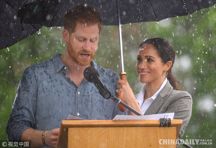 超甜！哈里王子冒雨演讲王妃在旁为其撑伞