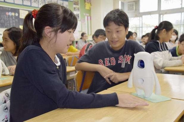 日本小学引入AI机器人专攻英语口语 学生称比跟老师对话自在