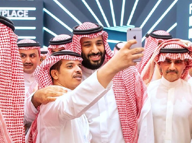 场面要失控了！沙特王储现身投资峰会 与会人员掏手机争相拍照