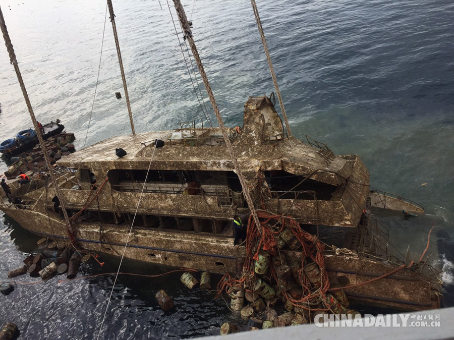 泰国普吉倾覆沉没的“凤凰”号游船打捞出水