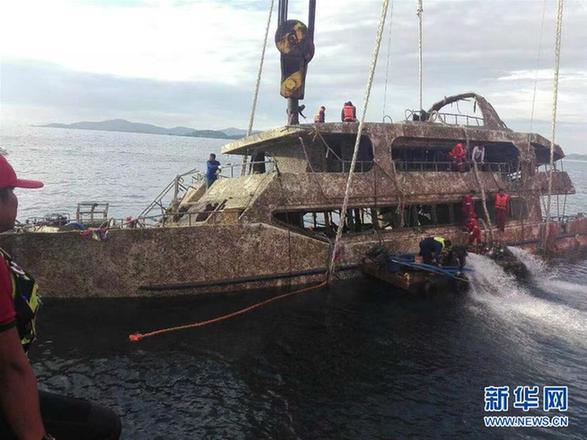 致47名中国游客遇难的泰国普吉沉船“凤凰号”打捞出水
