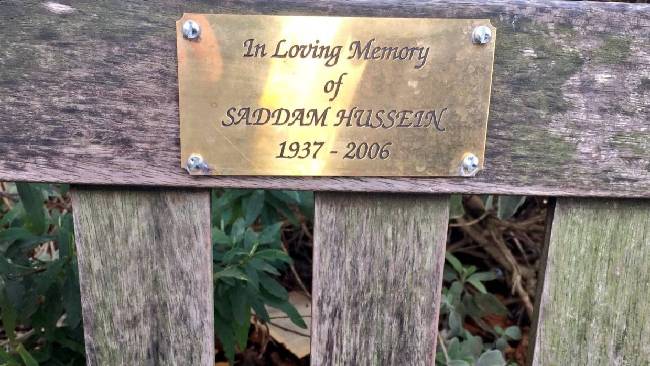 萨达姆去世12年后伦敦街头惊现纪念牌