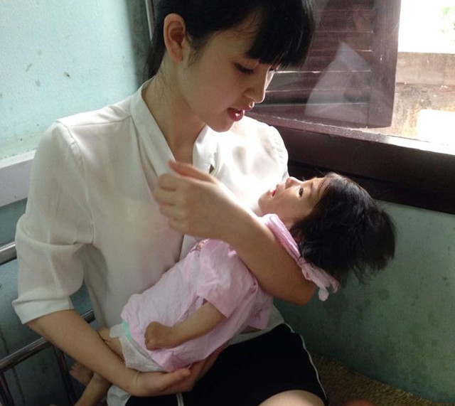 人美心更美！越南少女收养脑瘫儿遭骂想红 两年后近况令人称赞