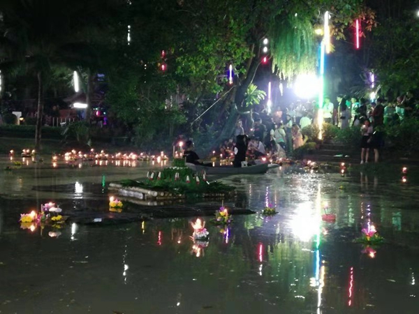 泰国水灯节：泰国民众放水灯，灯光璀璨寄托美好心愿
