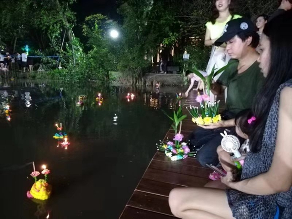 泰国水灯节：泰国民众放水灯，灯光璀璨寄托美好心愿