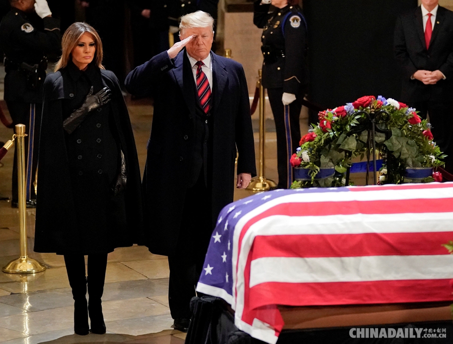 特朗普前往国会悼念老布什 灵柩前敬礼致意