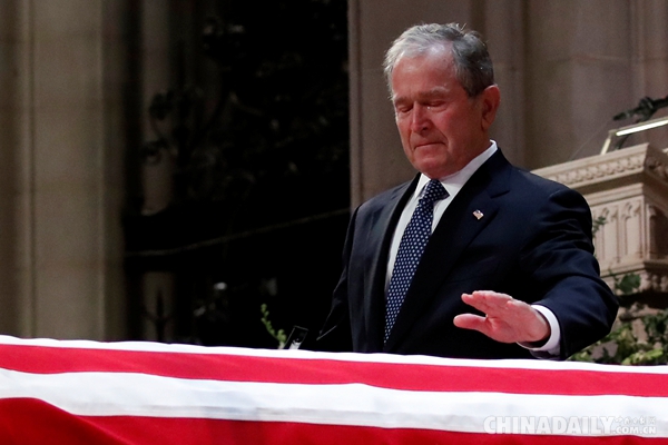 老布什国葬举行 布什泪洒现场：父亲近乎完美