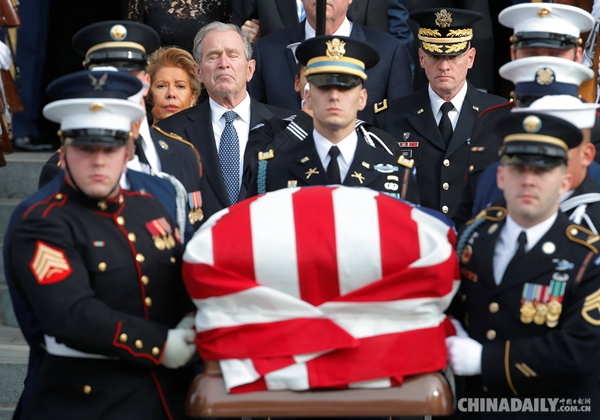 老布什国葬举行 布什泪洒现场：父亲近乎完美