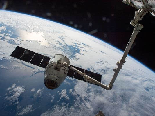 美国“龙”飞船抵国际空间站 携带3.6万条虫子