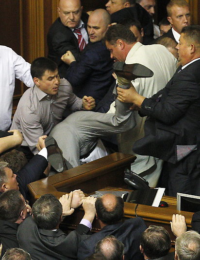 乌克兰执政党和反对派议会群殴 至少一名议员挂彩