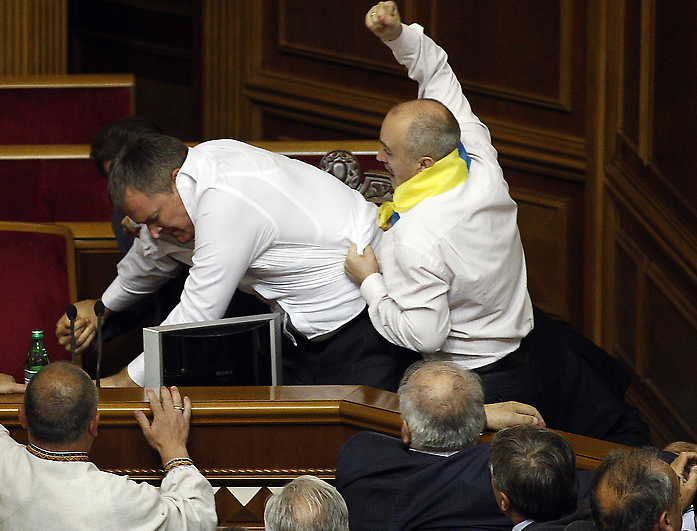 乌克兰执政党和反对派议会群殴 至少一名议员挂彩