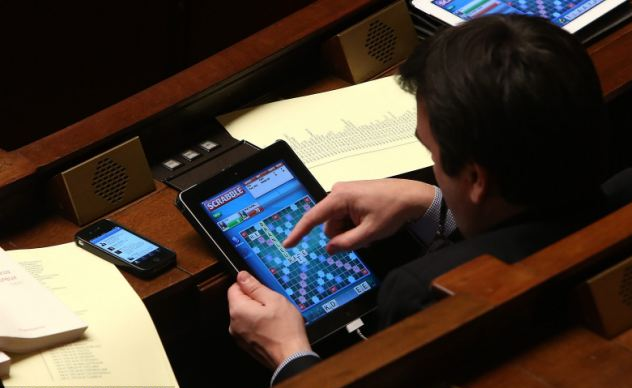 法国议员会上开小差 玩拼字游戏被拍正着