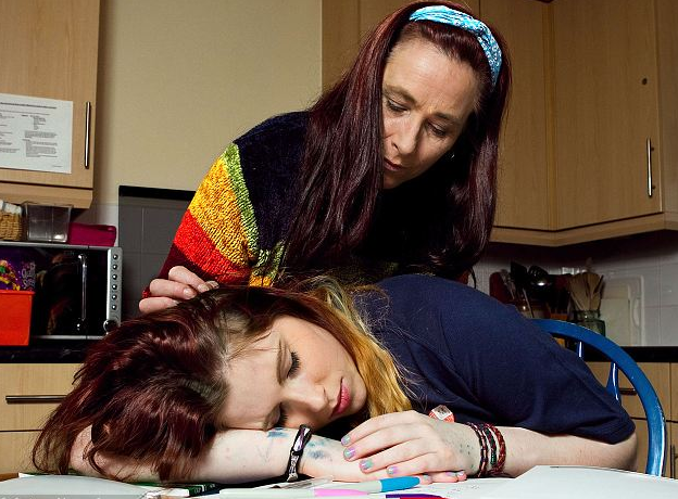 英女孩变身“睡美人” 发病举止怪异可连睡44天