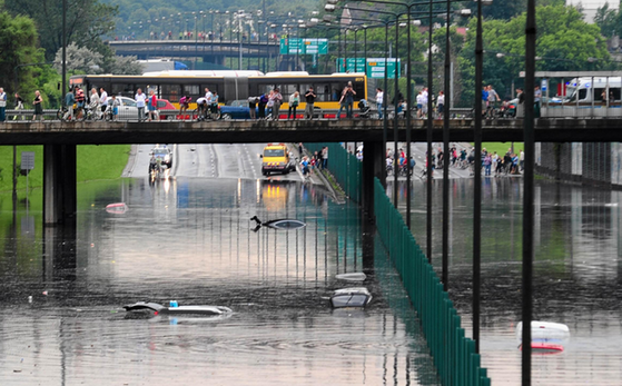 波兰首都降暴雨致交通瘫痪 道路积水最深达2米