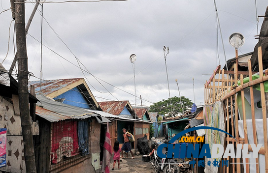 菲律宾首都数万民众生活贫困 住临时棚屋受灾害威胁