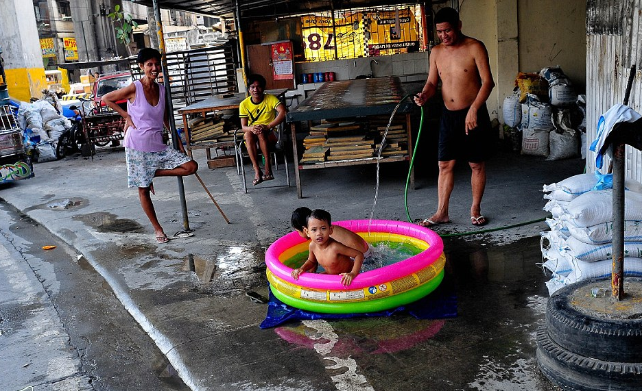 菲律宾首都数万民众生活贫困 住临时棚屋受洪灾威胁