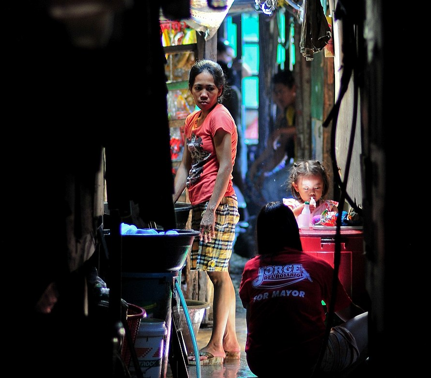 菲律宾首都数万民众生活贫困 住临时棚屋受洪灾威胁