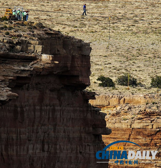 美国男子走钢丝成功跨越科罗拉多大峡谷