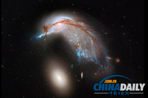NASA公布星系相撞震撼照片 形似企鹅护蛋