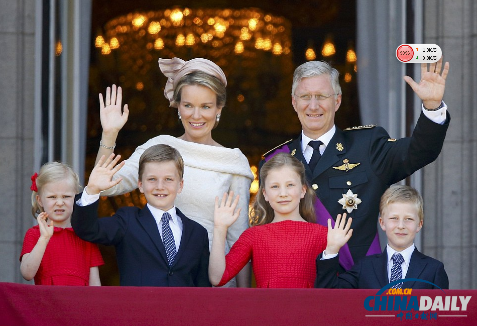 比利时新国王携家人亮相王宫阳台（高清组图）