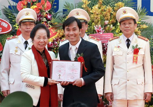 越南最年轻教授新鲜出炉 年仅37岁