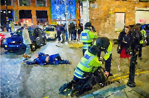 英国曼彻斯特警察新年派对执法照遭恶搞 网友：堪比艺术品
