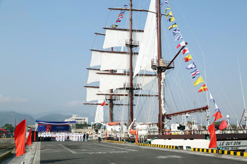 越南海军将最现代的训练帆船投入使用