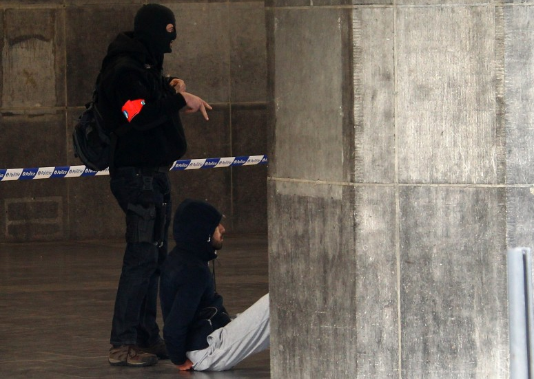 布鲁塞尔爆炸案两名嫌犯被捕 现场寻获一AK-47步枪